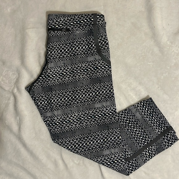 Nike Luxe Dri Fit Capri Leggings - Picture 1 of 5